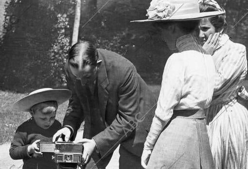 El Príncipe de Asturias examinando la máquina fotográfica de Goñi en 1912